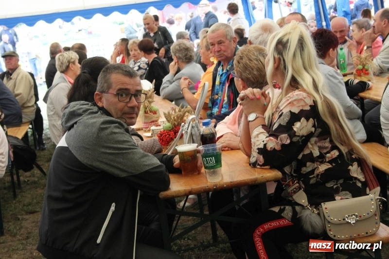 Zdjęcie w galerii na portalu naszraciborz.pl: Krzanowickie Omy i Opy, Zbóje i Mirek Jędrowski zabawiali publiczność na dożynkach powiatowych w Krzanowicach wiadomości z regionu