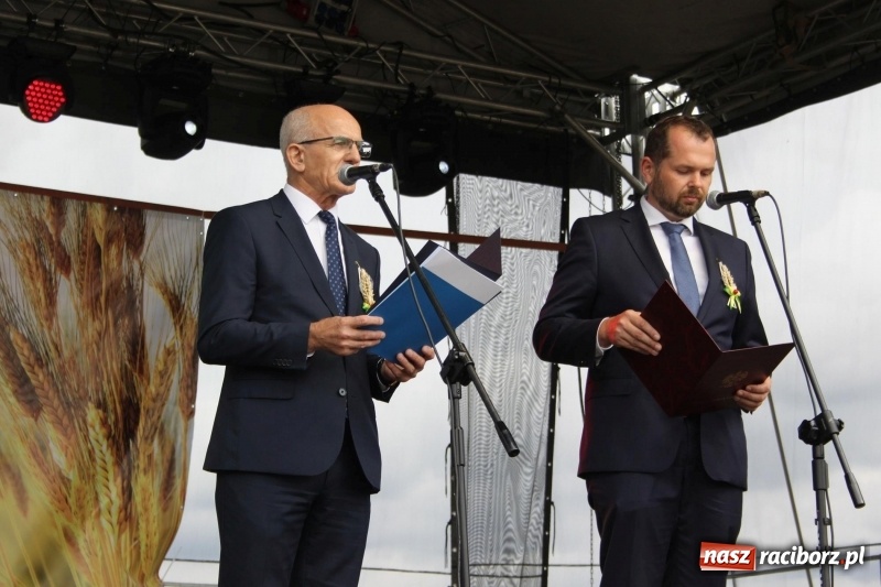 Zdjęcie w galerii na portalu naszraciborz.pl: Krzanowickie Omy i Opy, Zbóje i Mirek Jędrowski zabawiali publiczność na dożynkach powiatowych w Krzanowicach wiadomości z regionu