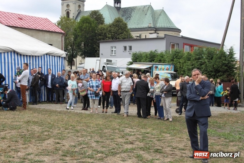 Zdjęcie w galerii na portalu naszraciborz.pl: Krzanowickie Omy i Opy, Zbóje i Mirek Jędrowski zabawiali publiczność na dożynkach powiatowych w Krzanowicach wiadomości z regionu