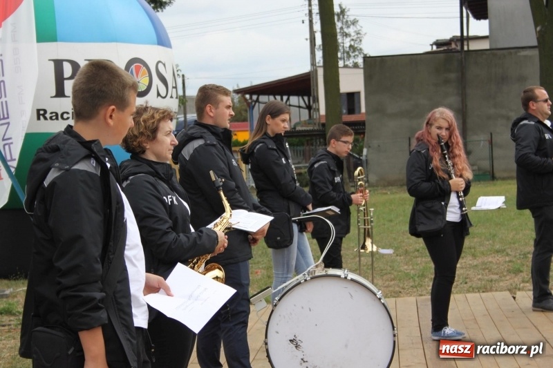 Zdjęcie w galerii na portalu naszraciborz.pl: Krzanowickie Omy i Opy, Zbóje i Mirek Jędrowski zabawiali publiczność na dożynkach powiatowych w Krzanowicach wiadomości z regionu