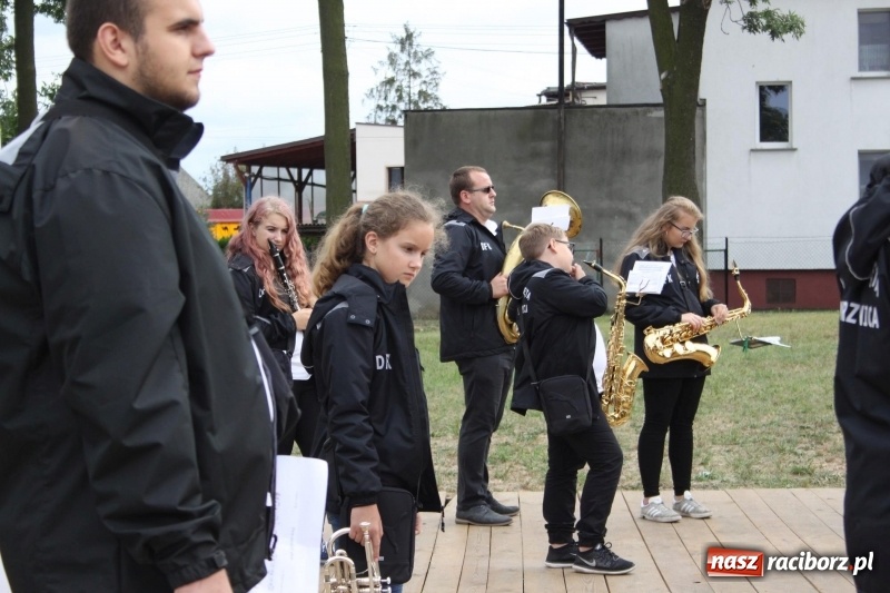 Zdjęcie w galerii na portalu naszraciborz.pl: Krzanowickie Omy i Opy, Zbóje i Mirek Jędrowski zabawiali publiczność na dożynkach powiatowych w Krzanowicach wiadomości z regionu