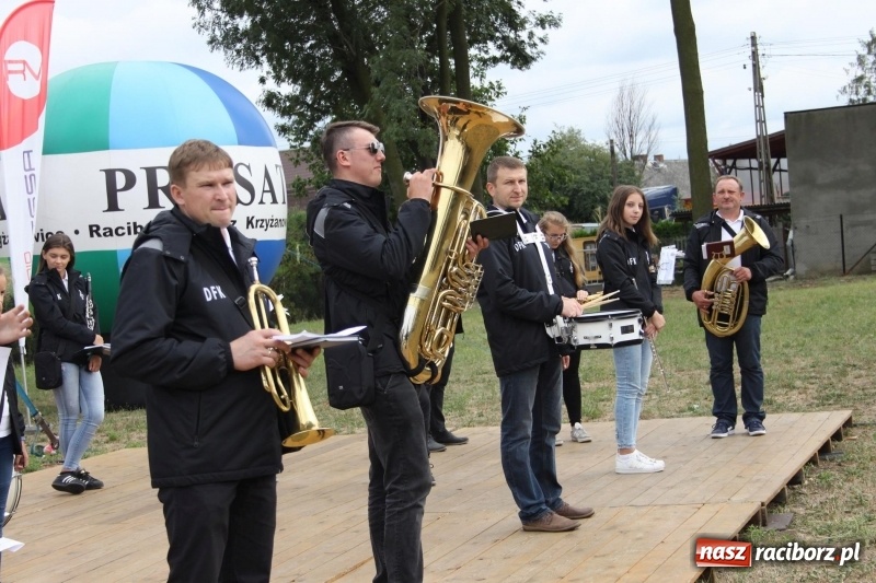 Zdjęcie w galerii na portalu naszraciborz.pl: Krzanowickie Omy i Opy, Zbóje i Mirek Jędrowski zabawiali publiczność na dożynkach powiatowych w Krzanowicach wiadomości z regionu