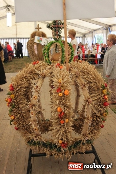 Zdjęcie w galerii na portalu naszraciborz.pl: Krzanowickie Omy i Opy, Zbóje i Mirek Jędrowski zabawiali publiczność na dożynkach powiatowych w Krzanowicach wiadomości z regionu