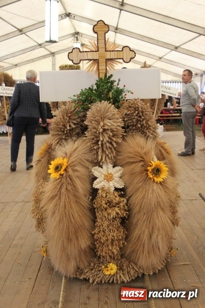 Zdjęcie w galerii na portalu naszraciborz.pl: Krzanowickie Omy i Opy, Zbóje i Mirek Jędrowski zabawiali publiczność na dożynkach powiatowych w Krzanowicach wiadomości z regionu
