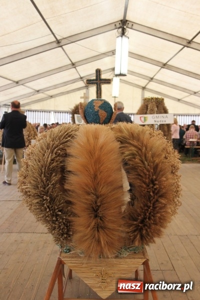 Zdjęcie w galerii na portalu naszraciborz.pl: Krzanowickie Omy i Opy, Zbóje i Mirek Jędrowski zabawiali publiczność na dożynkach powiatowych w Krzanowicach wiadomości z regionu