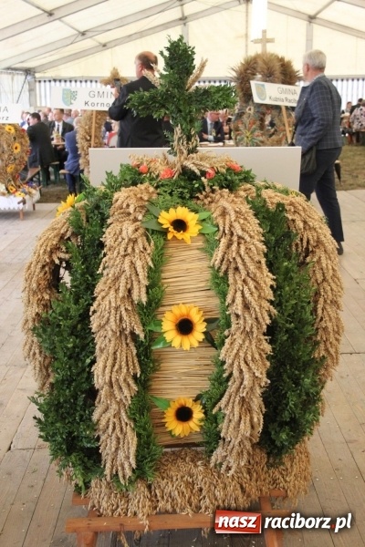 Zdjęcie w galerii na portalu naszraciborz.pl: Krzanowickie Omy i Opy, Zbóje i Mirek Jędrowski zabawiali publiczność na dożynkach powiatowych w Krzanowicach wiadomości z regionu