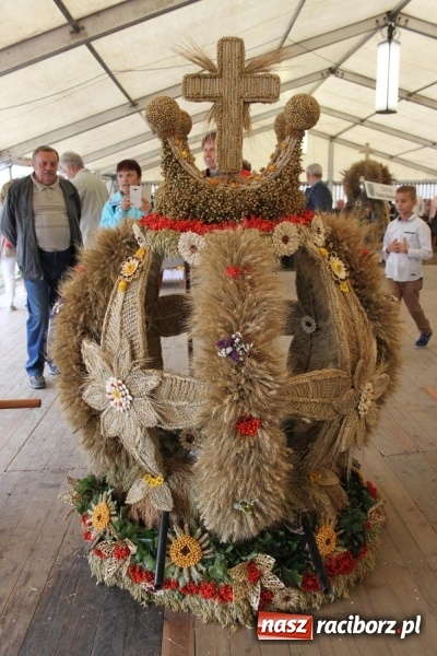 Zdjęcie w galerii na portalu naszraciborz.pl: Krzanowickie Omy i Opy, Zbóje i Mirek Jędrowski zabawiali publiczność na dożynkach powiatowych w Krzanowicach wiadomości z regionu