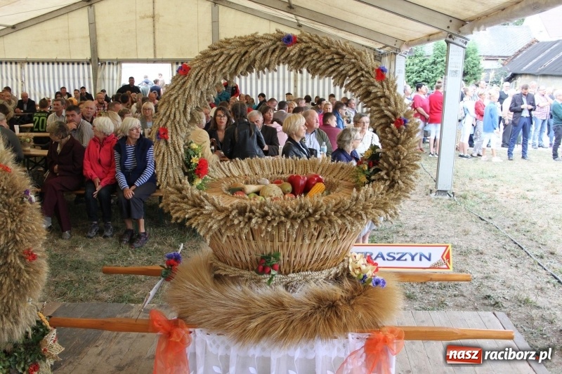 Zdjęcie w galerii na portalu naszraciborz.pl: Krzanowickie Omy i Opy, Zbóje i Mirek Jędrowski zabawiali publiczność na dożynkach powiatowych w Krzanowicach wiadomości z regionu