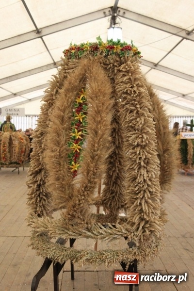 Zdjęcie w galerii na portalu naszraciborz.pl: Krzanowickie Omy i Opy, Zbóje i Mirek Jędrowski zabawiali publiczność na dożynkach powiatowych w Krzanowicach wiadomości z regionu