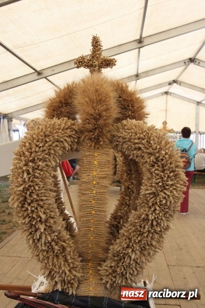 Zdjęcie w galerii na portalu naszraciborz.pl: Krzanowickie Omy i Opy, Zbóje i Mirek Jędrowski zabawiali publiczność na dożynkach powiatowych w Krzanowicach wiadomości z regionu