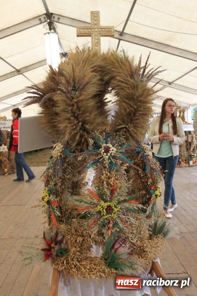 Zdjęcie w galerii na portalu naszraciborz.pl: Krzanowickie Omy i Opy, Zbóje i Mirek Jędrowski zabawiali publiczność na dożynkach powiatowych w Krzanowicach wiadomości z regionu