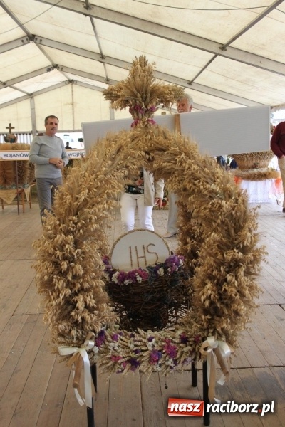 Zdjęcie w galerii na portalu naszraciborz.pl: Krzanowickie Omy i Opy, Zbóje i Mirek Jędrowski zabawiali publiczność na dożynkach powiatowych w Krzanowicach wiadomości z regionu