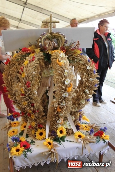 Zdjęcie w galerii na portalu naszraciborz.pl: Krzanowickie Omy i Opy, Zbóje i Mirek Jędrowski zabawiali publiczność na dożynkach powiatowych w Krzanowicach wiadomości z regionu
