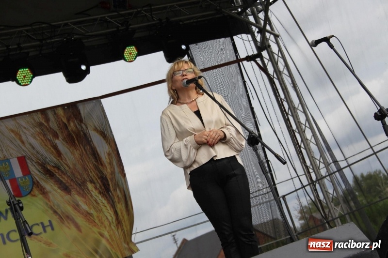 Zdjęcie w galerii na portalu naszraciborz.pl: Krzanowickie Omy i Opy, Zbóje i Mirek Jędrowski zabawiali publiczność na dożynkach powiatowych w Krzanowicach wiadomości z regionu