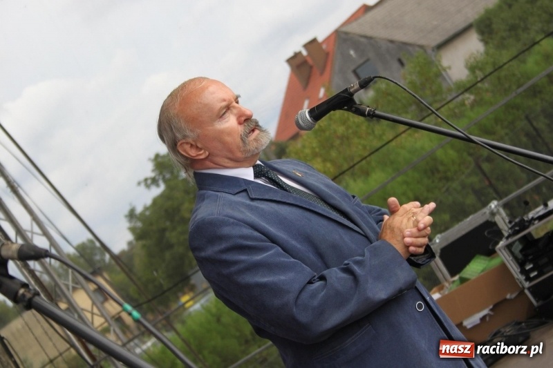 Zdjęcie w galerii na portalu naszraciborz.pl: Krzanowickie Omy i Opy, Zbóje i Mirek Jędrowski zabawiali publiczność na dożynkach powiatowych w Krzanowicach wiadomości z regionu