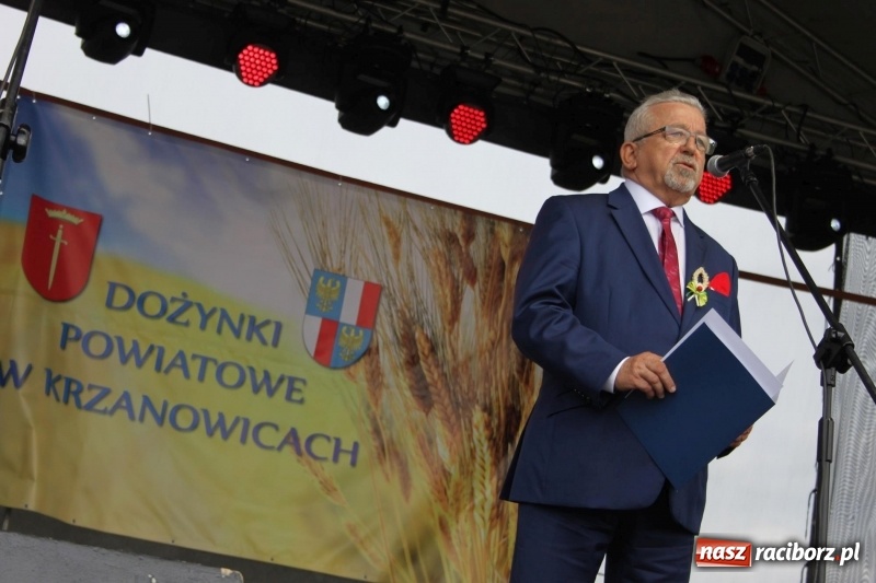 Zdjęcie w galerii na portalu naszraciborz.pl: Krzanowickie Omy i Opy, Zbóje i Mirek Jędrowski zabawiali publiczność na dożynkach powiatowych w Krzanowicach wiadomości z regionu