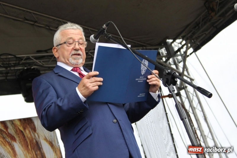 Zdjęcie w galerii na portalu naszraciborz.pl: Krzanowickie Omy i Opy, Zbóje i Mirek Jędrowski zabawiali publiczność na dożynkach powiatowych w Krzanowicach wiadomości z regionu