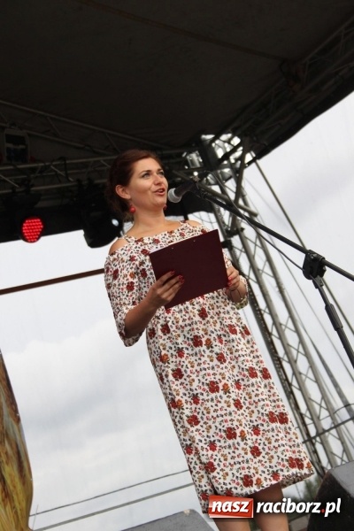 Zdjęcie w galerii na portalu naszraciborz.pl: Krzanowickie Omy i Opy, Zbóje i Mirek Jędrowski zabawiali publiczność na dożynkach powiatowych w Krzanowicach wiadomości z regionu