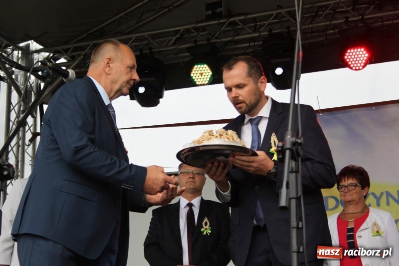 Zdjęcie w galerii na portalu naszraciborz.pl: Krzanowickie Omy i Opy, Zbóje i Mirek Jędrowski zabawiali publiczność na dożynkach powiatowych w Krzanowicach wiadomości z regionu