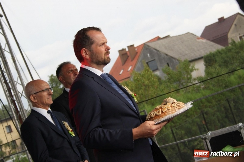 Zdjęcie w galerii na portalu naszraciborz.pl: Krzanowickie Omy i Opy, Zbóje i Mirek Jędrowski zabawiali publiczność na dożynkach powiatowych w Krzanowicach wiadomości z regionu