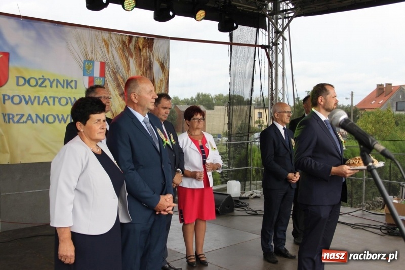 Zdjęcie w galerii na portalu naszraciborz.pl: Krzanowickie Omy i Opy, Zbóje i Mirek Jędrowski zabawiali publiczność na dożynkach powiatowych w Krzanowicach wiadomości z regionu