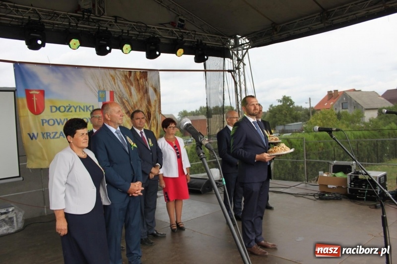 Zdjęcie w galerii na portalu naszraciborz.pl: Krzanowickie Omy i Opy, Zbóje i Mirek Jędrowski zabawiali publiczność na dożynkach powiatowych w Krzanowicach wiadomości z regionu