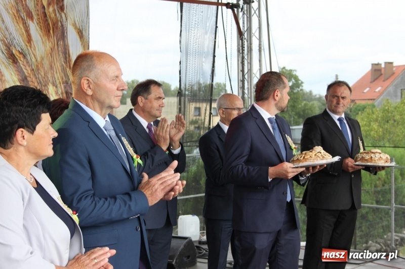 Zdjęcie w galerii na portalu naszraciborz.pl: Krzanowickie Omy i Opy, Zbóje i Mirek Jędrowski zabawiali publiczność na dożynkach powiatowych w Krzanowicach wiadomości z regionu