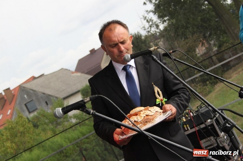 Zdjęcie w galerii na portalu naszraciborz.pl: Krzanowickie Omy i Opy, Zbóje i Mirek Jędrowski zabawiali publiczność na dożynkach powiatowych w Krzanowicach wiadomości z regionu