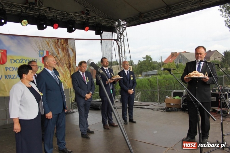 Zdjęcie w galerii na portalu naszraciborz.pl: Krzanowickie Omy i Opy, Zbóje i Mirek Jędrowski zabawiali publiczność na dożynkach powiatowych w Krzanowicach wiadomości z regionu