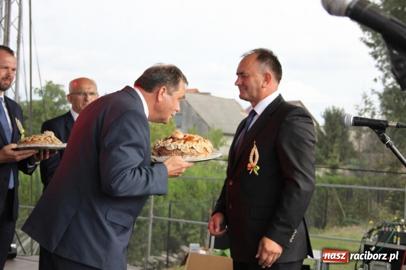 Zdjęcie w galerii na portalu naszraciborz.pl: Krzanowickie Omy i Opy, Zbóje i Mirek Jędrowski zabawiali publiczność na dożynkach powiatowych w Krzanowicach wiadomości z regionu