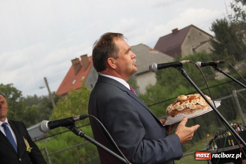 Zdjęcie w galerii na portalu naszraciborz.pl: Krzanowickie Omy i Opy, Zbóje i Mirek Jędrowski zabawiali publiczność na dożynkach powiatowych w Krzanowicach wiadomości z regionu