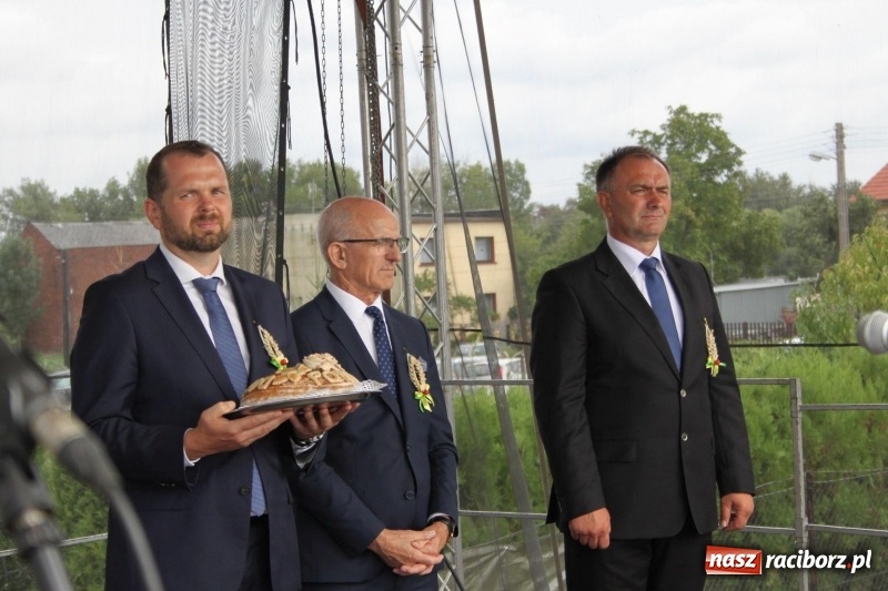 Zdjęcie w galerii na portalu naszraciborz.pl: Krzanowickie Omy i Opy, Zbóje i Mirek Jędrowski zabawiali publiczność na dożynkach powiatowych w Krzanowicach wiadomości z regionu