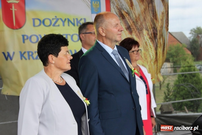 Zdjęcie w galerii na portalu naszraciborz.pl: Krzanowickie Omy i Opy, Zbóje i Mirek Jędrowski zabawiali publiczność na dożynkach powiatowych w Krzanowicach wiadomości z regionu