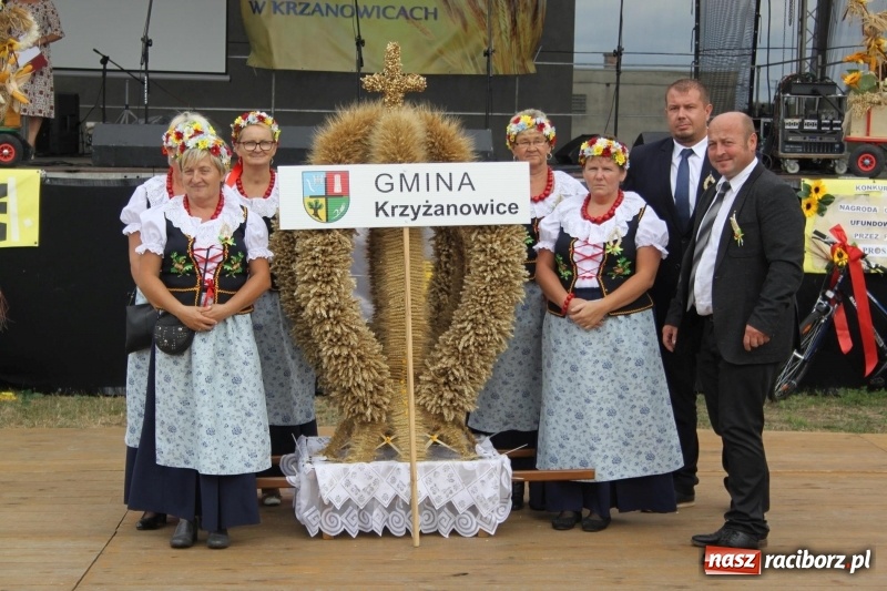 Zdjęcie w galerii na portalu naszraciborz.pl: Krzanowickie Omy i Opy, Zbóje i Mirek Jędrowski zabawiali publiczność na dożynkach powiatowych w Krzanowicach wiadomości z regionu