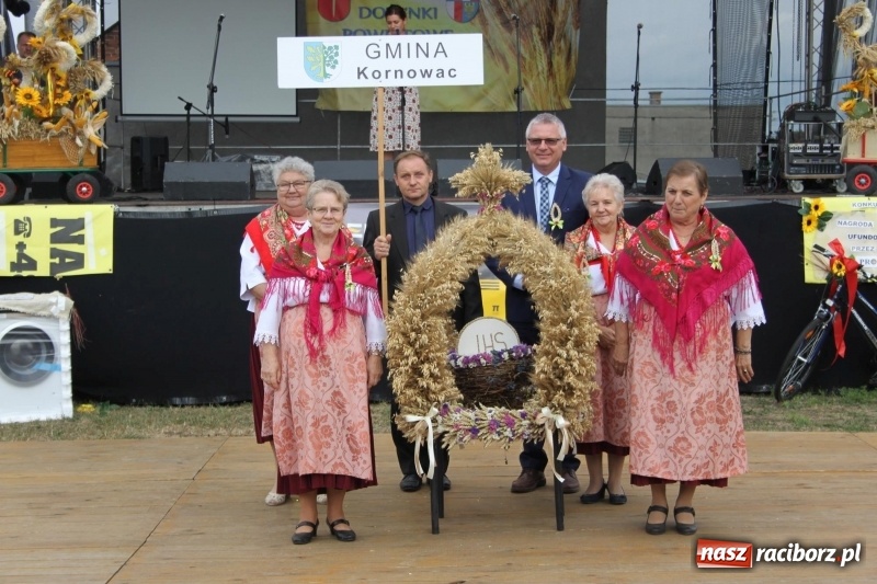Zdjęcie w galerii na portalu naszraciborz.pl: Krzanowickie Omy i Opy, Zbóje i Mirek Jędrowski zabawiali publiczność na dożynkach powiatowych w Krzanowicach wiadomości z regionu