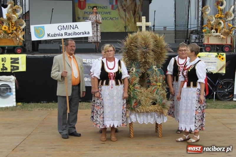 Zdjęcie w galerii na portalu naszraciborz.pl: Krzanowickie Omy i Opy, Zbóje i Mirek Jędrowski zabawiali publiczność na dożynkach powiatowych w Krzanowicach wiadomości z regionu