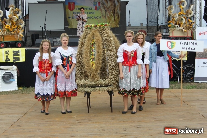 Zdjęcie w galerii na portalu naszraciborz.pl: Krzanowickie Omy i Opy, Zbóje i Mirek Jędrowski zabawiali publiczność na dożynkach powiatowych w Krzanowicach wiadomości z regionu