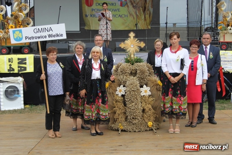 Zdjęcie w galerii na portalu naszraciborz.pl: Krzanowickie Omy i Opy, Zbóje i Mirek Jędrowski zabawiali publiczność na dożynkach powiatowych w Krzanowicach wiadomości z regionu