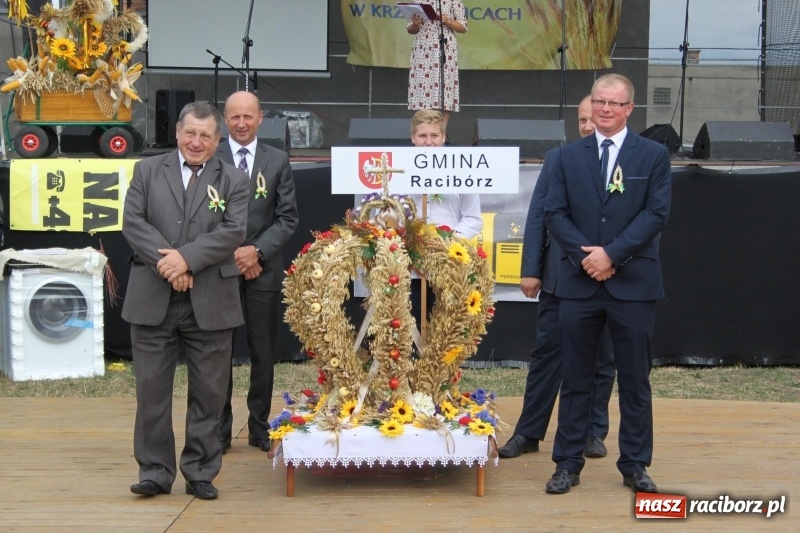 Zdjęcie w galerii na portalu naszraciborz.pl: Krzanowickie Omy i Opy, Zbóje i Mirek Jędrowski zabawiali publiczność na dożynkach powiatowych w Krzanowicach wiadomości z regionu