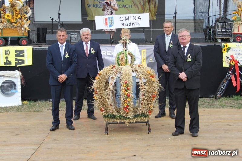 Zdjęcie w galerii na portalu naszraciborz.pl: Krzanowickie Omy i Opy, Zbóje i Mirek Jędrowski zabawiali publiczność na dożynkach powiatowych w Krzanowicach wiadomości z regionu
