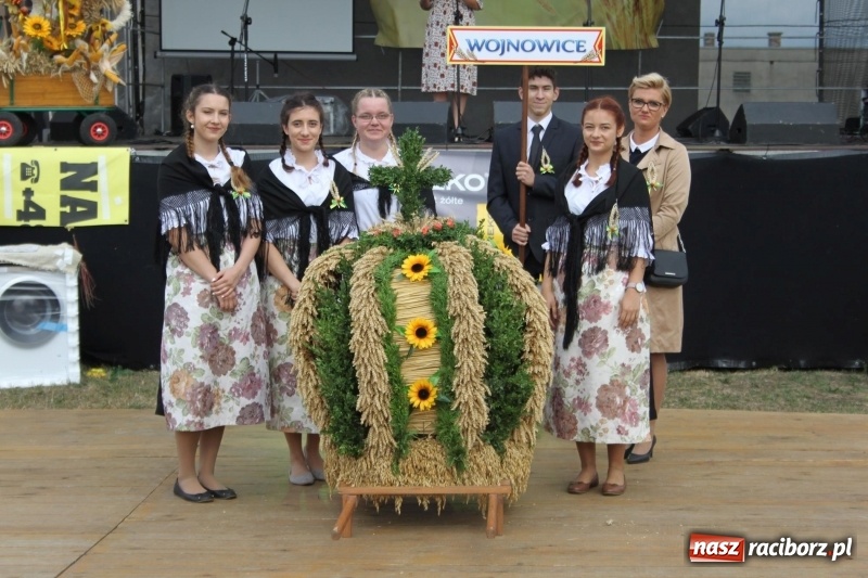 Zdjęcie w galerii na portalu naszraciborz.pl: Krzanowickie Omy i Opy, Zbóje i Mirek Jędrowski zabawiali publiczność na dożynkach powiatowych w Krzanowicach wiadomości z regionu