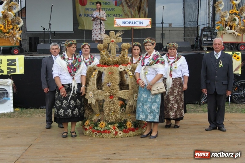 Zdjęcie w galerii na portalu naszraciborz.pl: Krzanowickie Omy i Opy, Zbóje i Mirek Jędrowski zabawiali publiczność na dożynkach powiatowych w Krzanowicach wiadomości z regionu