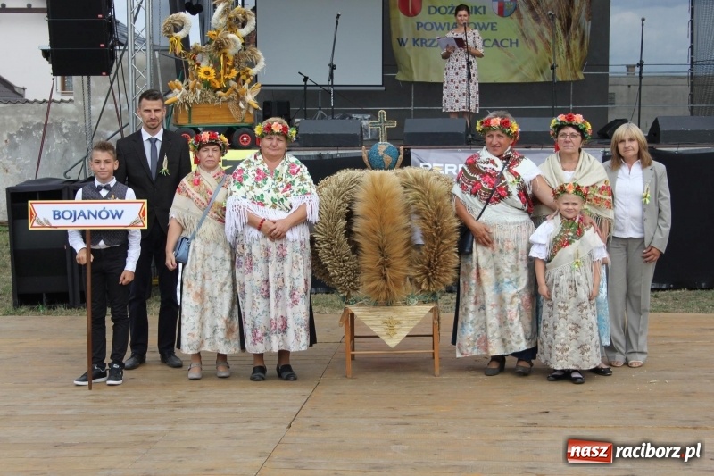 Zdjęcie w galerii na portalu naszraciborz.pl: Krzanowickie Omy i Opy, Zbóje i Mirek Jędrowski zabawiali publiczność na dożynkach powiatowych w Krzanowicach wiadomości z regionu
