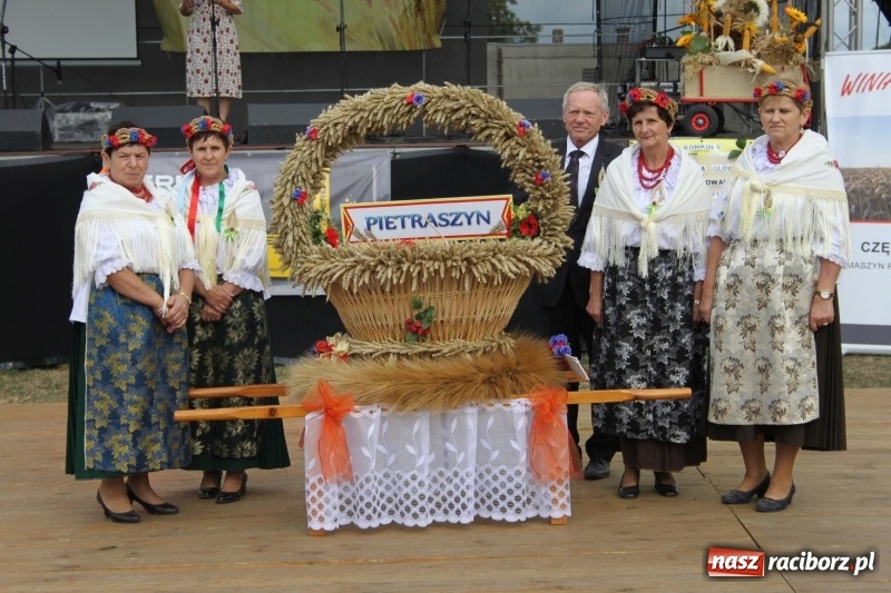 Zdjęcie w galerii na portalu naszraciborz.pl: Krzanowickie Omy i Opy, Zbóje i Mirek Jędrowski zabawiali publiczność na dożynkach powiatowych w Krzanowicach wiadomości z regionu