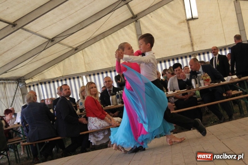 Zdjęcie w galerii na portalu naszraciborz.pl: Krzanowickie Omy i Opy, Zbóje i Mirek Jędrowski zabawiali publiczność na dożynkach powiatowych w Krzanowicach wiadomości z regionu
