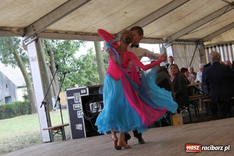 Zdjęcie w galerii na portalu naszraciborz.pl: Krzanowickie Omy i Opy, Zbóje i Mirek Jędrowski zabawiali publiczność na dożynkach powiatowych w Krzanowicach wiadomości z regionu