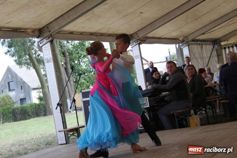 Zdjęcie w galerii na portalu naszraciborz.pl: Krzanowickie Omy i Opy, Zbóje i Mirek Jędrowski zabawiali publiczność na dożynkach powiatowych w Krzanowicach wiadomości z regionu