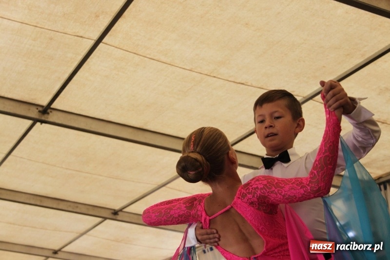 Zdjęcie w galerii na portalu naszraciborz.pl: Krzanowickie Omy i Opy, Zbóje i Mirek Jędrowski zabawiali publiczność na dożynkach powiatowych w Krzanowicach wiadomości z regionu