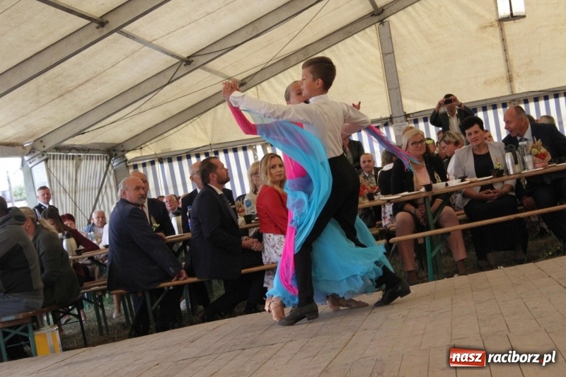 Zdjęcie w galerii na portalu naszraciborz.pl: Krzanowickie Omy i Opy, Zbóje i Mirek Jędrowski zabawiali publiczność na dożynkach powiatowych w Krzanowicach wiadomości z regionu