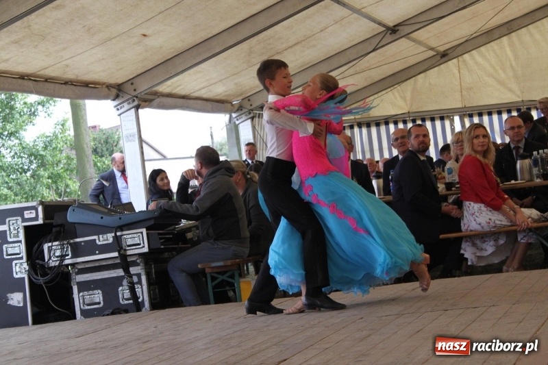 Zdjęcie w galerii na portalu naszraciborz.pl: Krzanowickie Omy i Opy, Zbóje i Mirek Jędrowski zabawiali publiczność na dożynkach powiatowych w Krzanowicach wiadomości z regionu